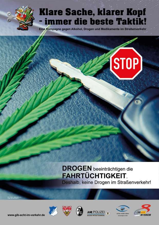 cannabisblatt und autoschlüssel auf tisch