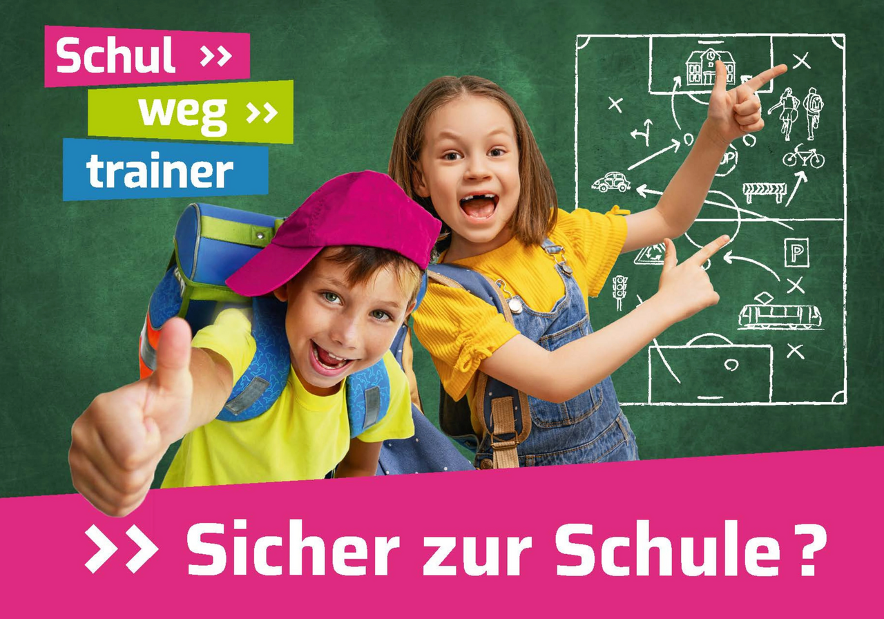 zwei schulkinder vor einer schultafel