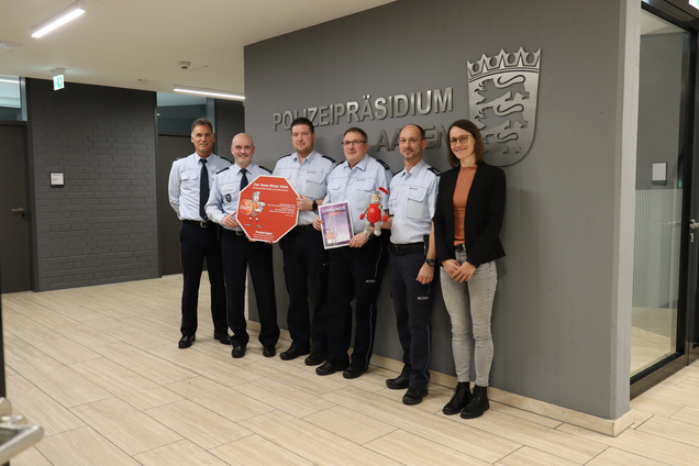 Gruppenfoto im Polizeipräsidium Aalen Gruppenfoto der Preisträger vor dem Hintergrund des Polizeipräsidiums Aalen