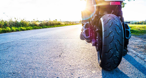 Motorrad fährt in den Sonnenuntergang 