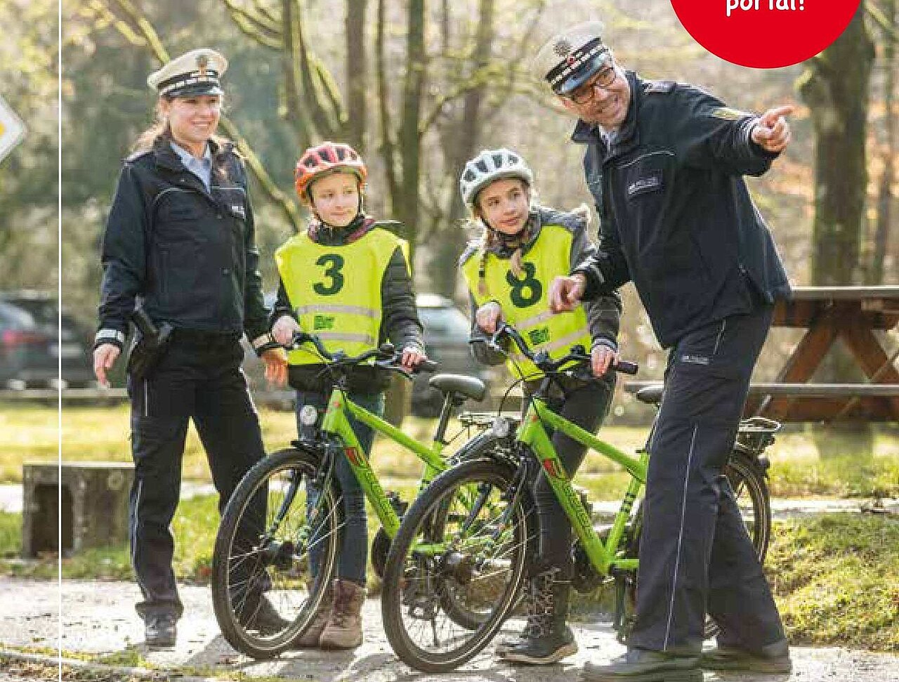 zwei kinder mit fahrrad und zwei polizisten