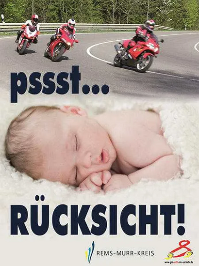 schlafendes Baby und Motorradfahrer im Hintergrund 