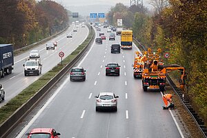 sechs spurige Autobahn mit vielen Fahrzeugen in alle Richtungen 
