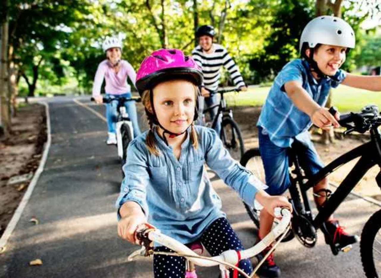 familie auf einer fahrt mit dem fahrrad im park