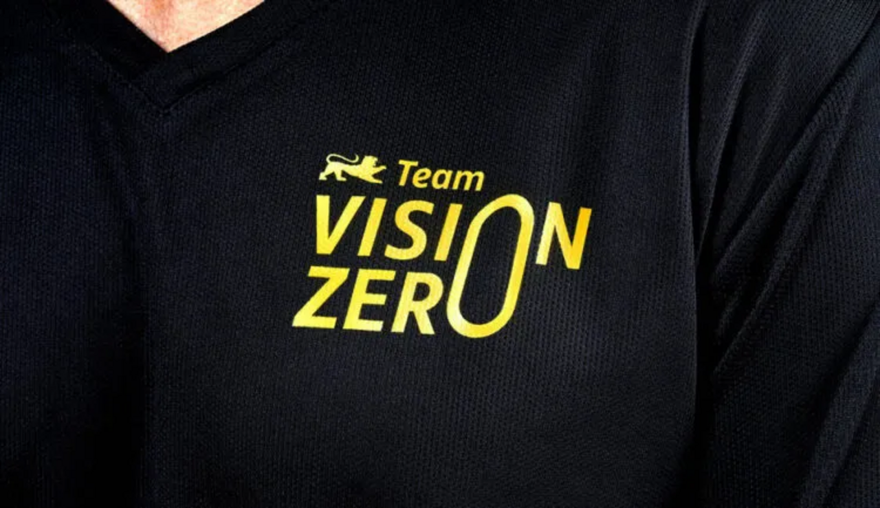 Brustlogo- Team Vision Zero auf schwarzem T-Shirt