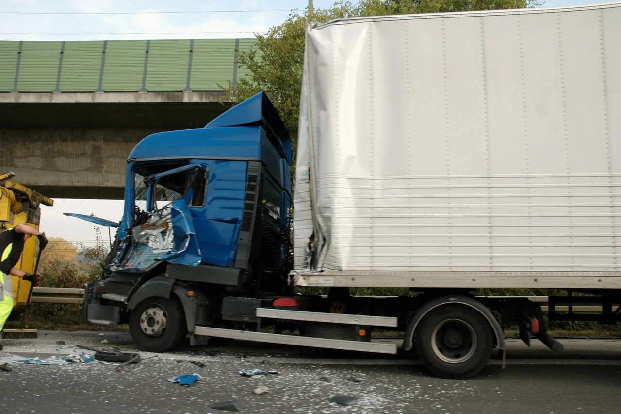 Auffahrunfall mit Lkw und Führerhaus eingedrückt