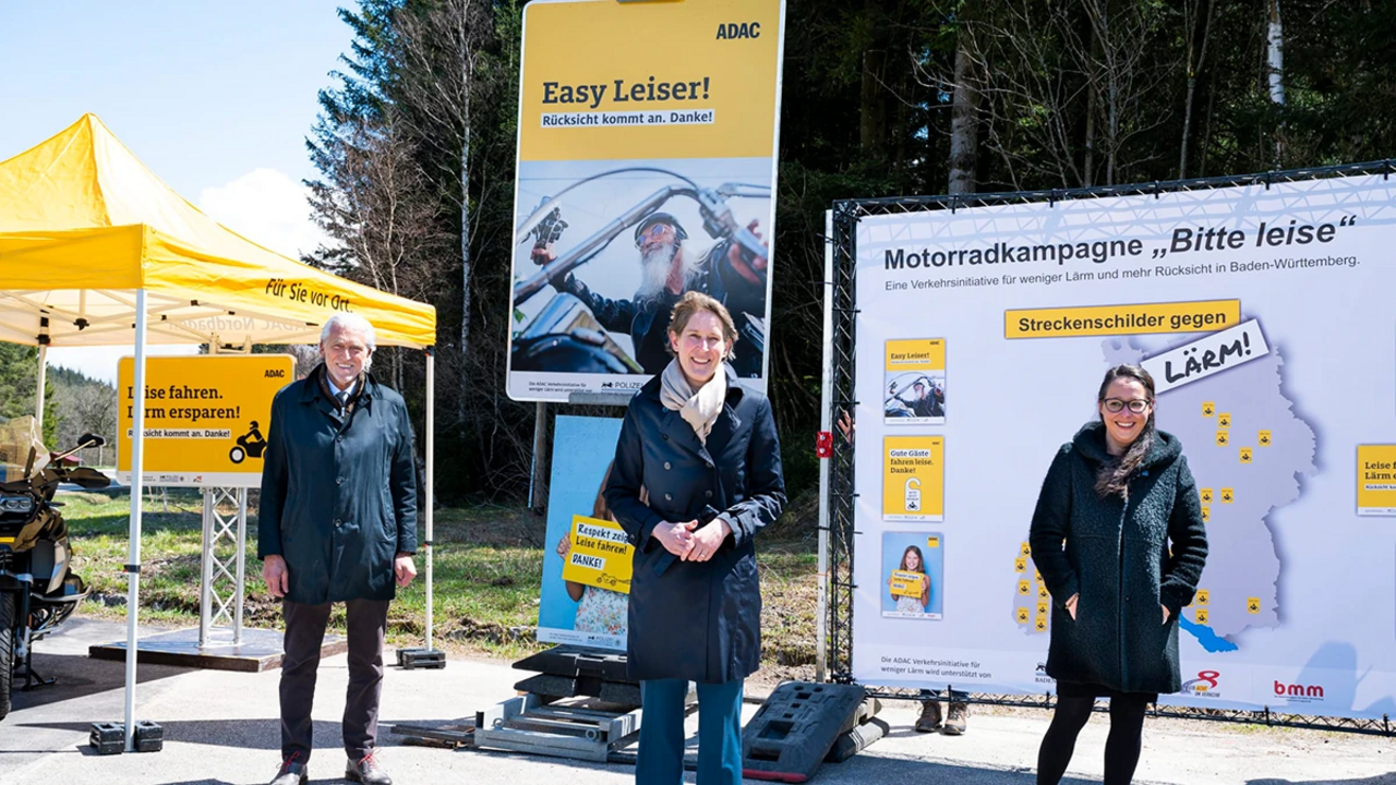 Dr. Hinz mit Vertretern des ADAC eröffnen die Motorradkampagne "bitte leise"