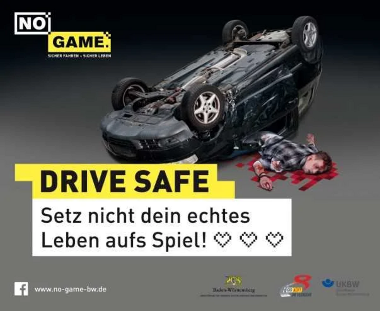 verletzte Person liegt neben einem auf dem Dach liegenden Auto 